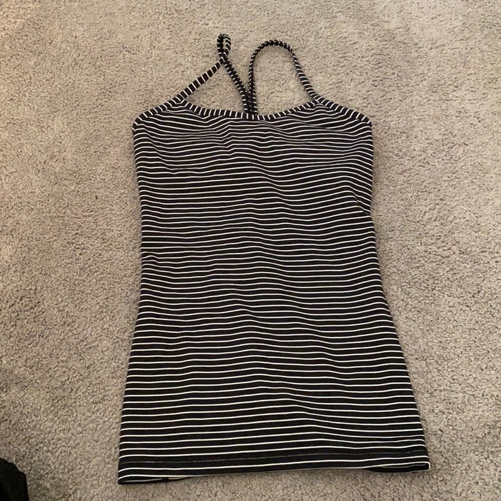 Size 4 Lululemon tank with built in bra